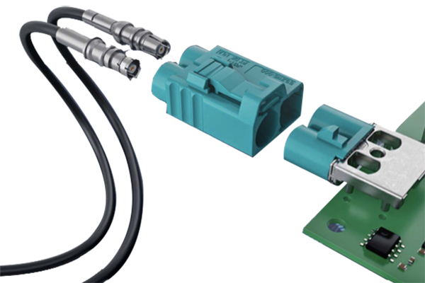 汽車射頻線束是指用于傳輸無(wú)線電信號(hào)的電線束，通常位于汽車內(nèi)部。它通常由多根電線組成，包括信號(hào)線、電源線和地線等。這些電線通過一定的結(jié)構(gòu)形式將它們組織在一起，以便更好地傳輸信號(hào)和減少干擾。