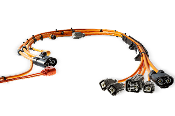 新能源高壓線束是指用于傳輸高壓電力和信號(hào)的電線束，通常用于電動(dòng)汽車、混合動(dòng)力汽車和其他新能源設(shè)備中。與傳統(tǒng)汽車相比，新能源車輛使用更高電壓的電力系統(tǒng)，因此需要使用高壓線束來傳輸電能。